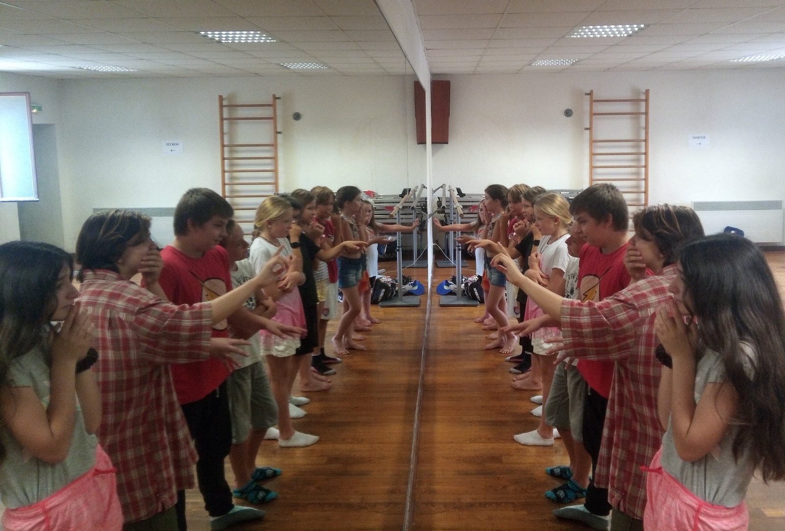 Deux rangées de participants qui se font face pendant un atelier