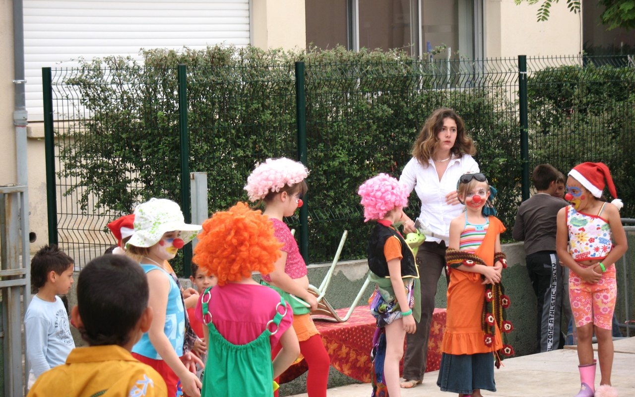 Atelier mené auprès d'enfants en extérieur, encadré par des comédiens en costume