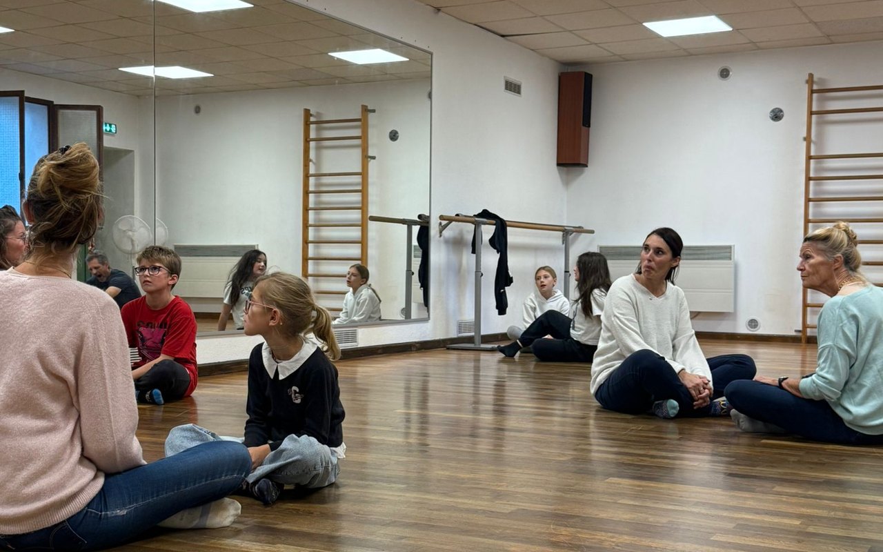 Adultes et enfants en binômes, assis, pendant un atelier