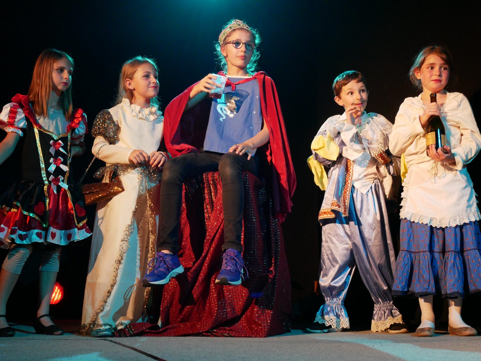 Des enfants costumés en scène pendant un cours de théâtre
