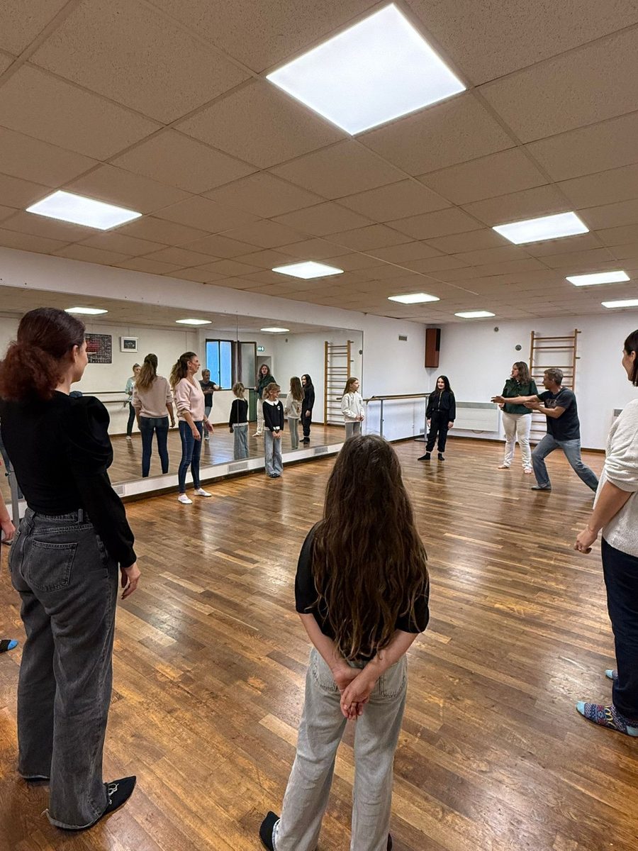 Un groupe d'adultes et d'enfants debout en cercle pendant un exercice